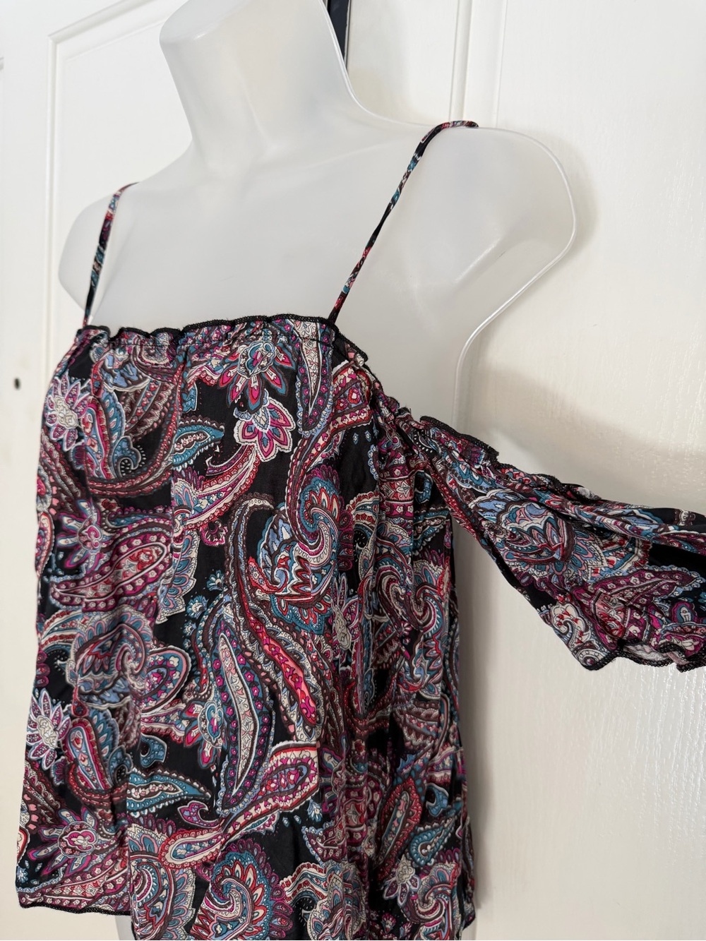 Love Tease Paisley Crop Cold Shoulder Top Sz M